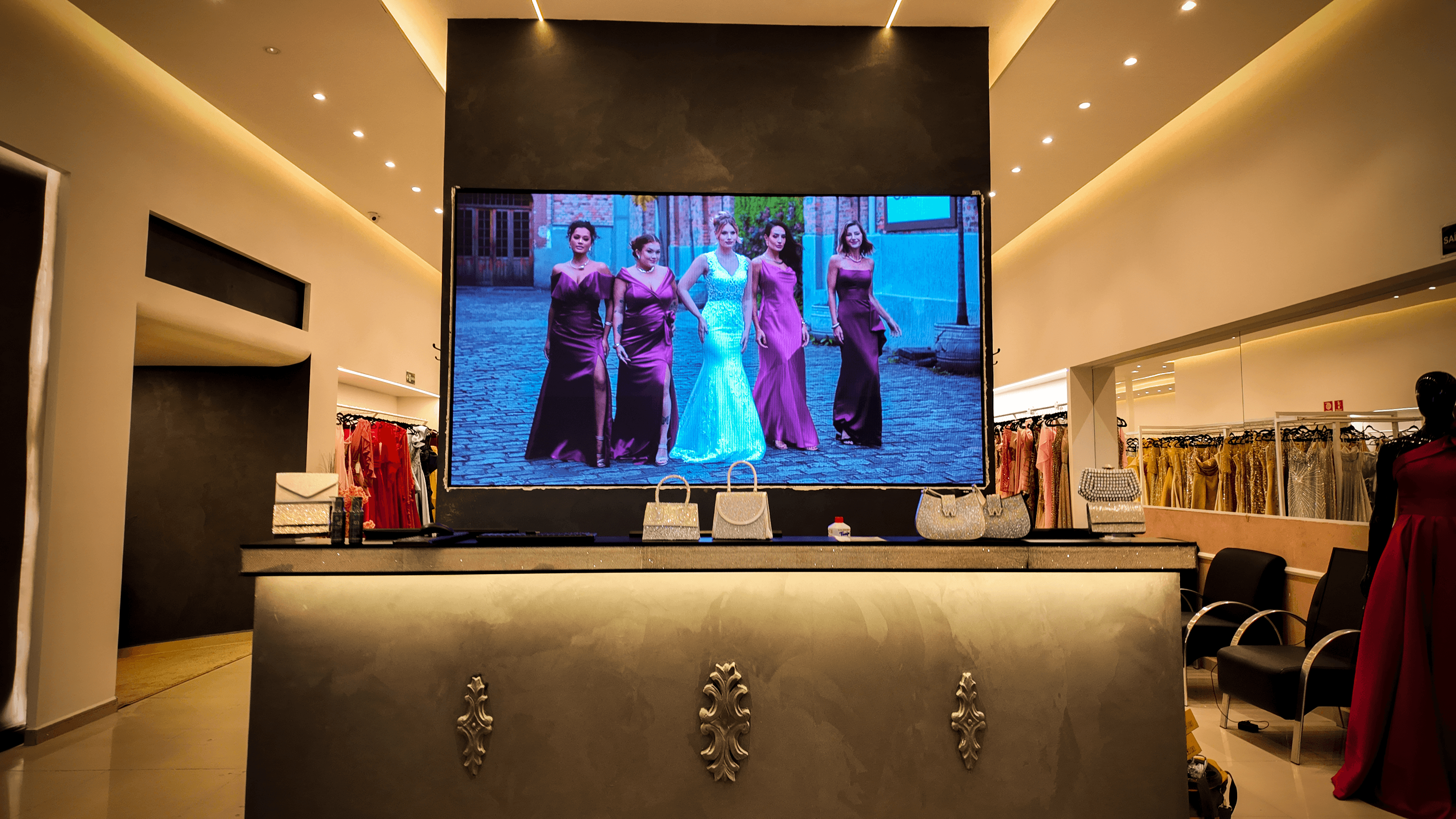 Painel digital em ambiente comercial